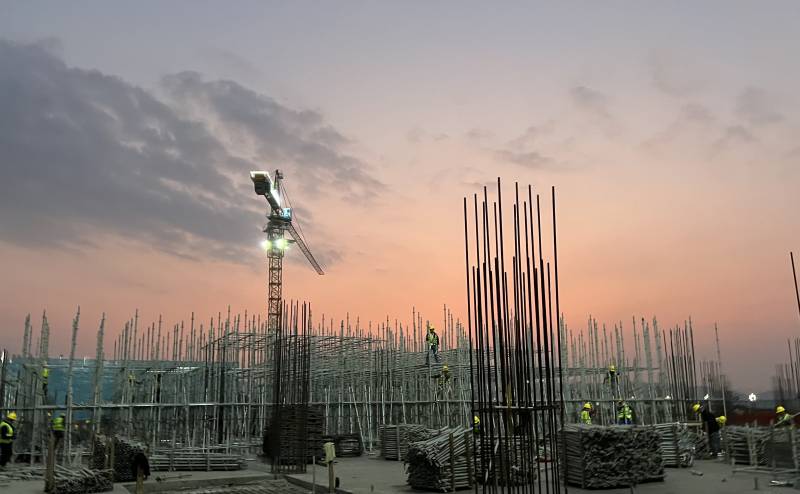 夕阳下的工地图片