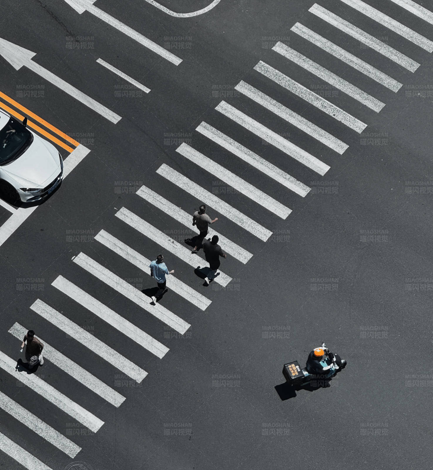 行人过马路图片