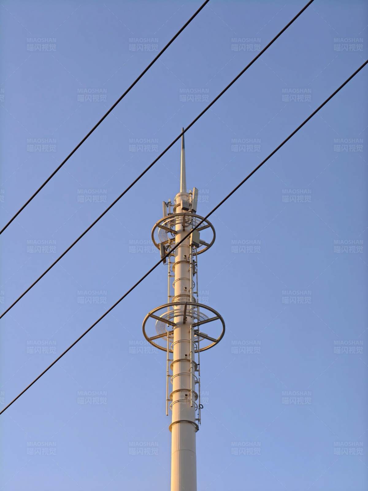 蓝天下的通信塔图片