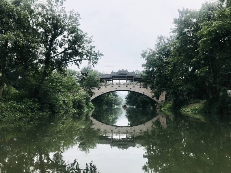 古桥映水绿树成荫图片