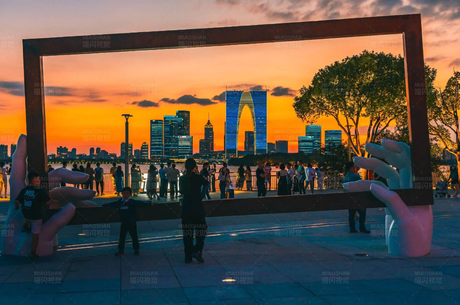 夕阳下的城市剪影图片