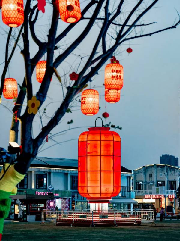 红灯笼装饰的街道图片
