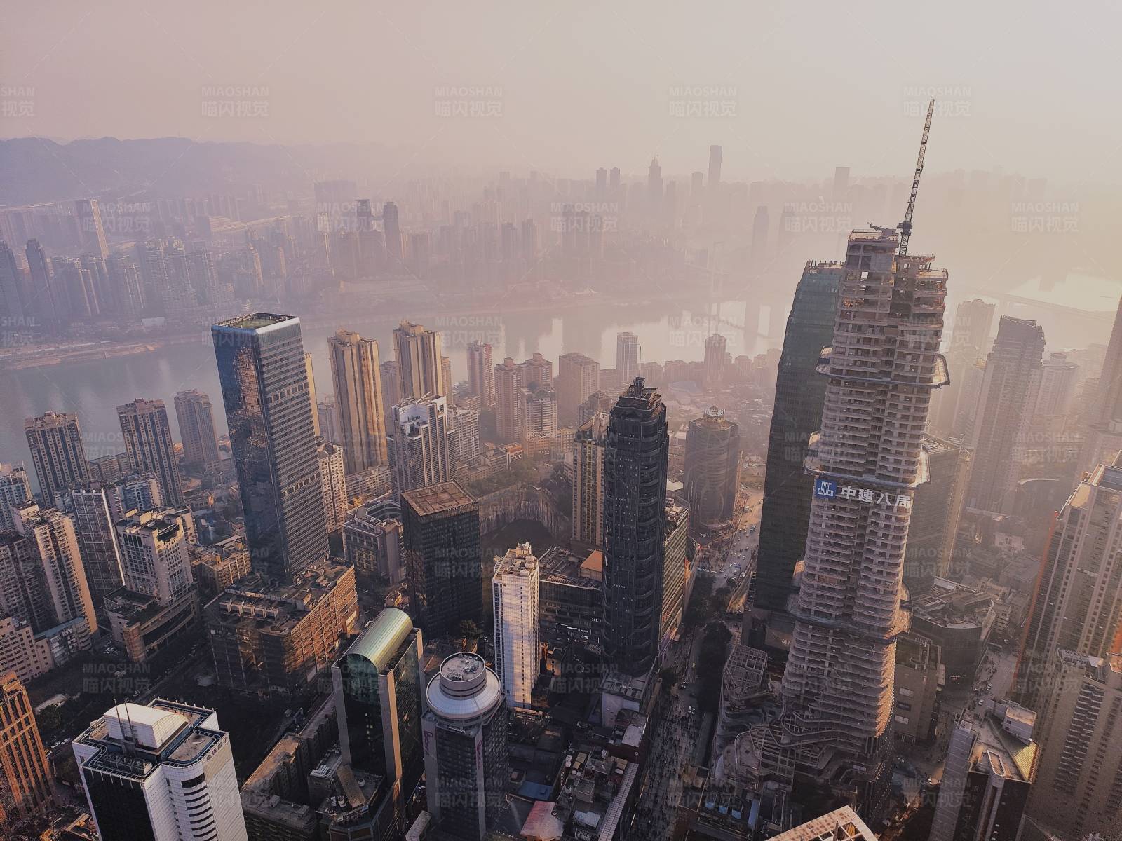 雾霭中的城市天际线图片