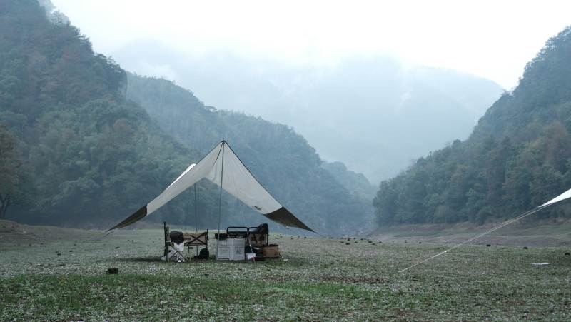 山间露营图片