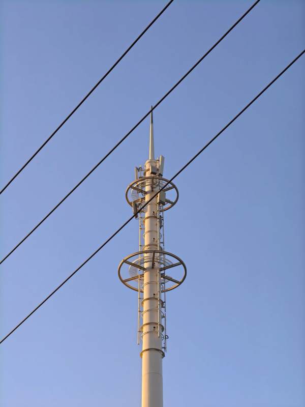 蓝天下的通信塔图片