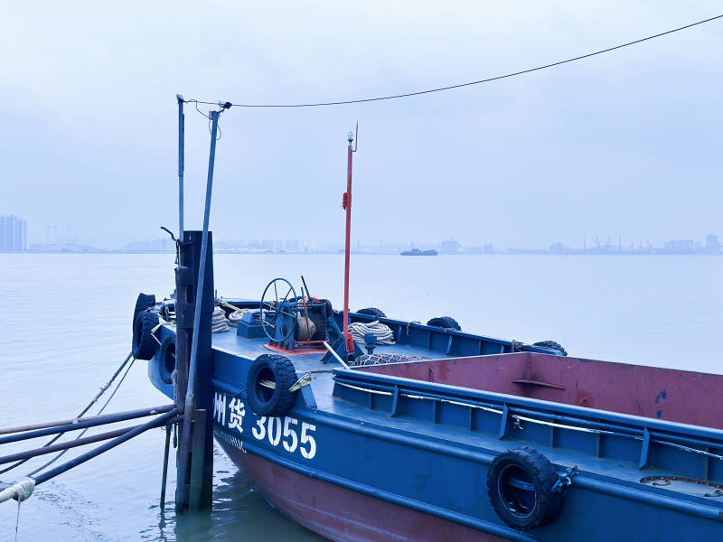 停泊的蓝色小船图片