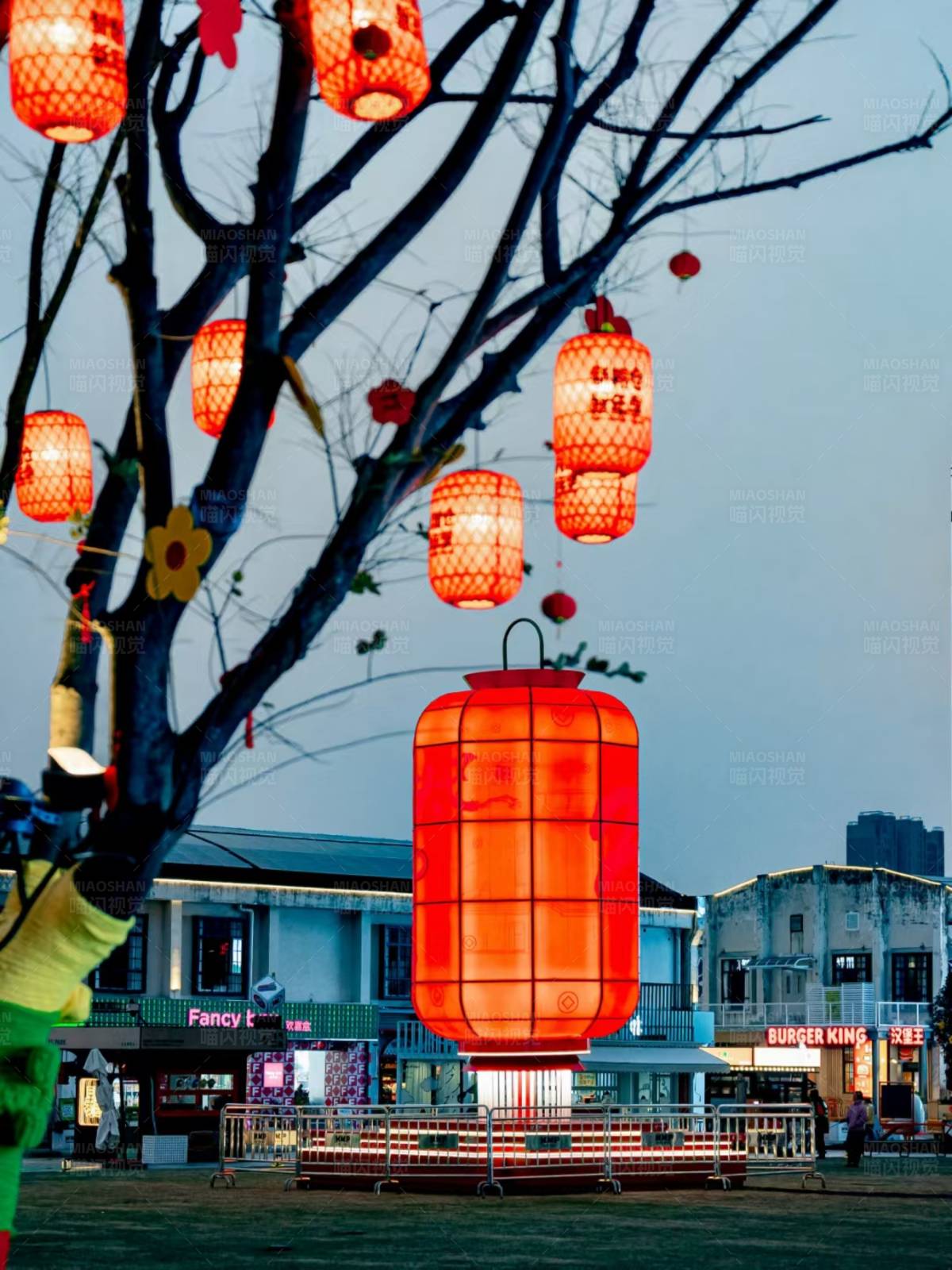 红灯笼装饰的街道图片