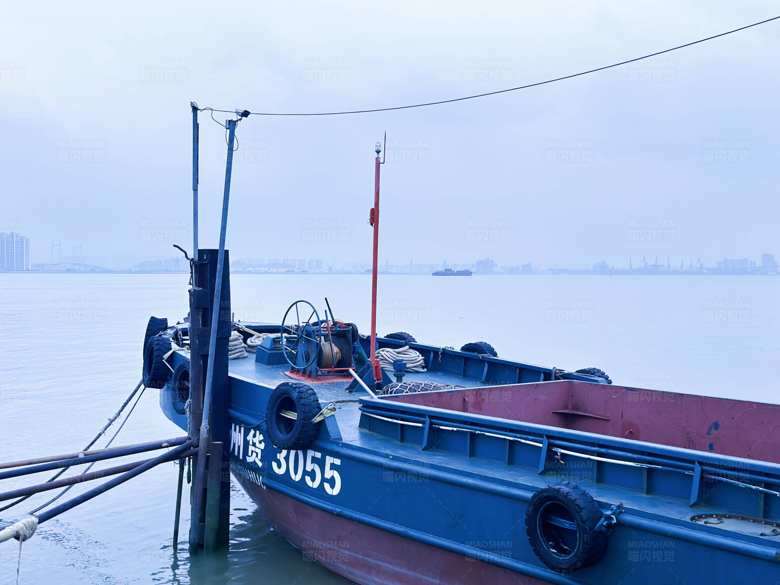 停泊的蓝色小船图片