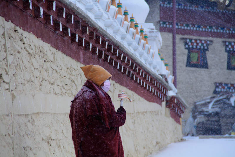雪中朝圣者图片