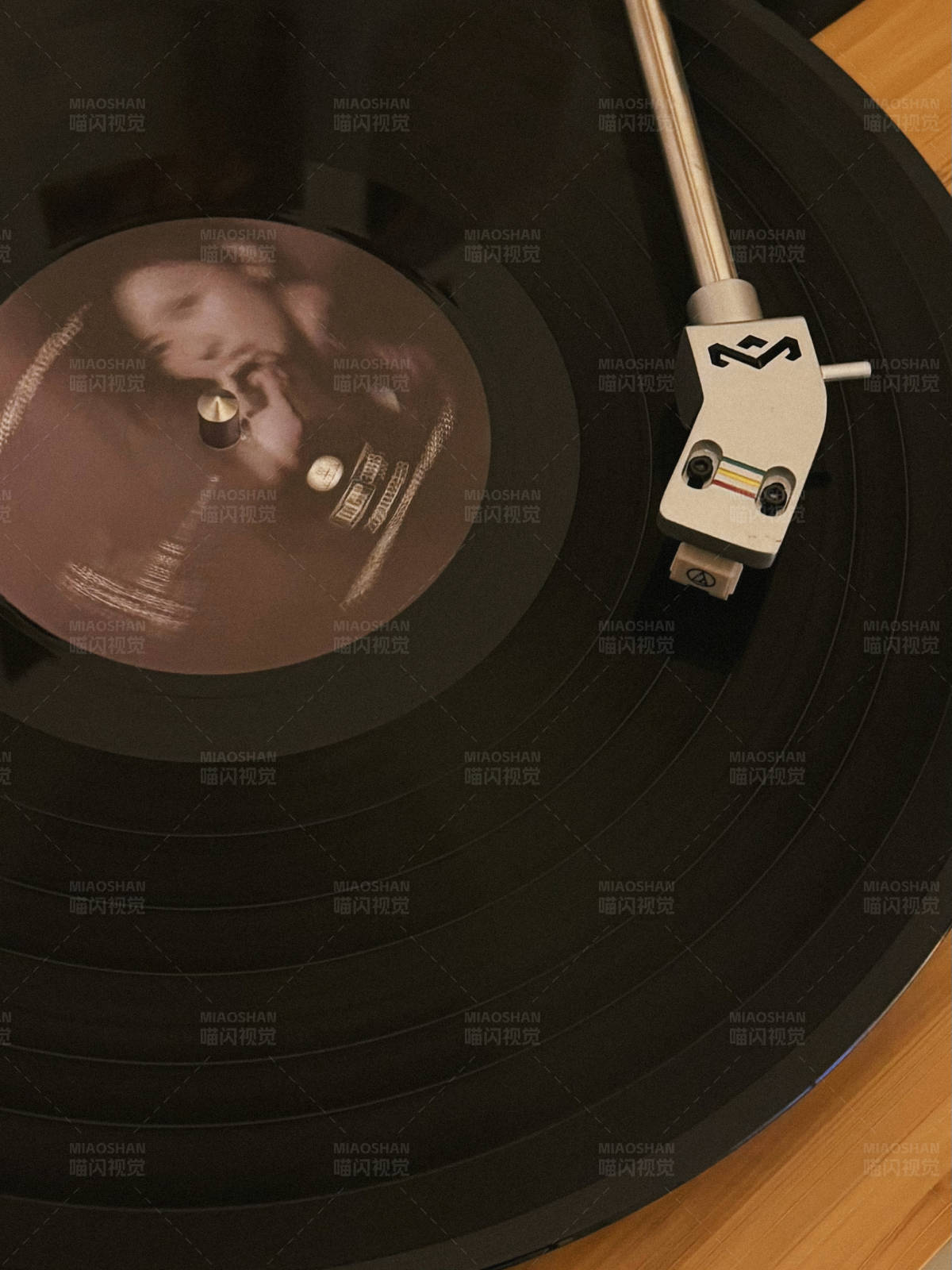 黑胶唱片播放中图片