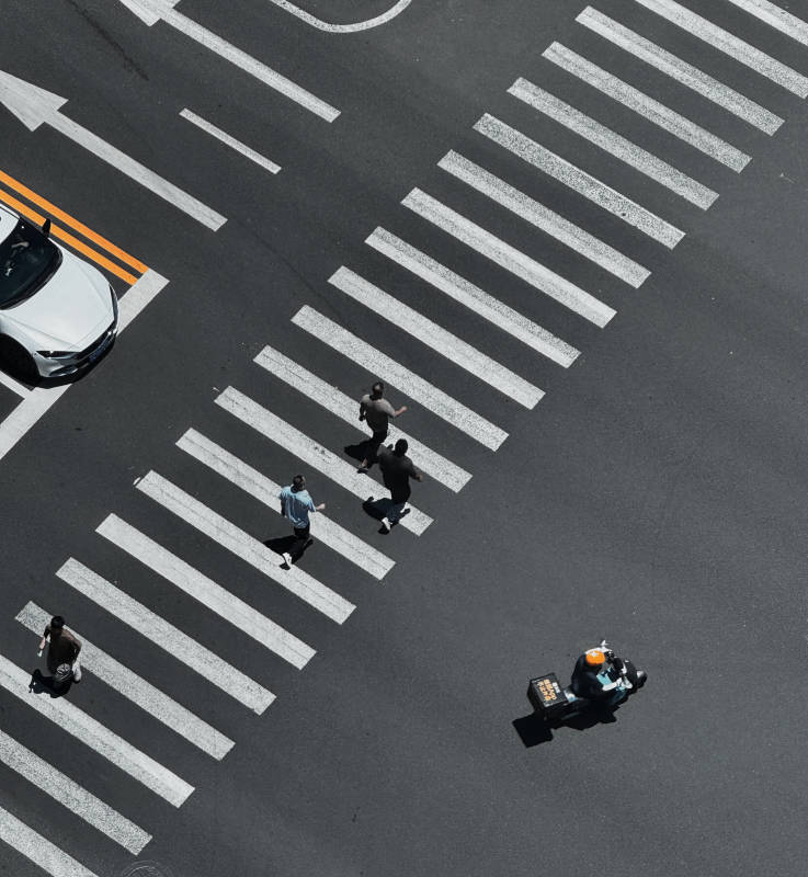 行人过马路图片