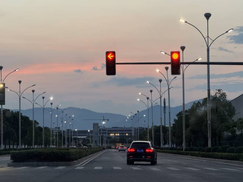 黄昏红灯下的城市街道图片
