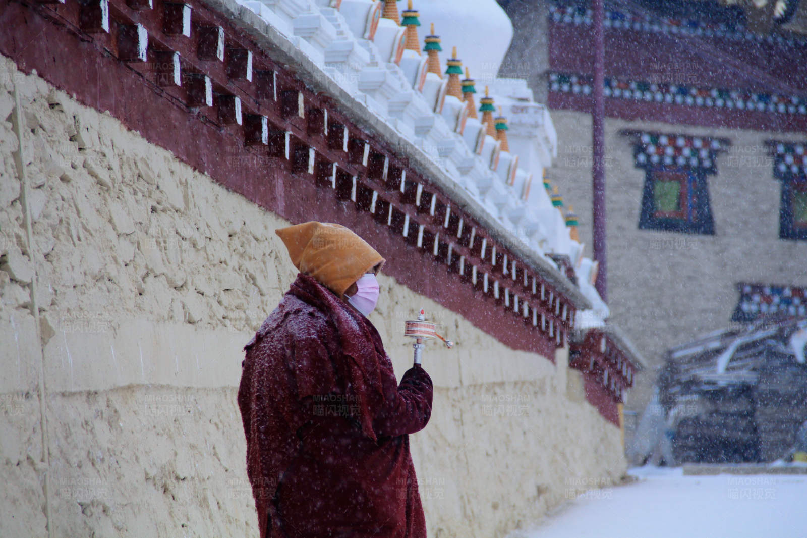 雪中朝圣者图片