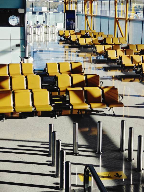 机场候机区的宁静时刻图片