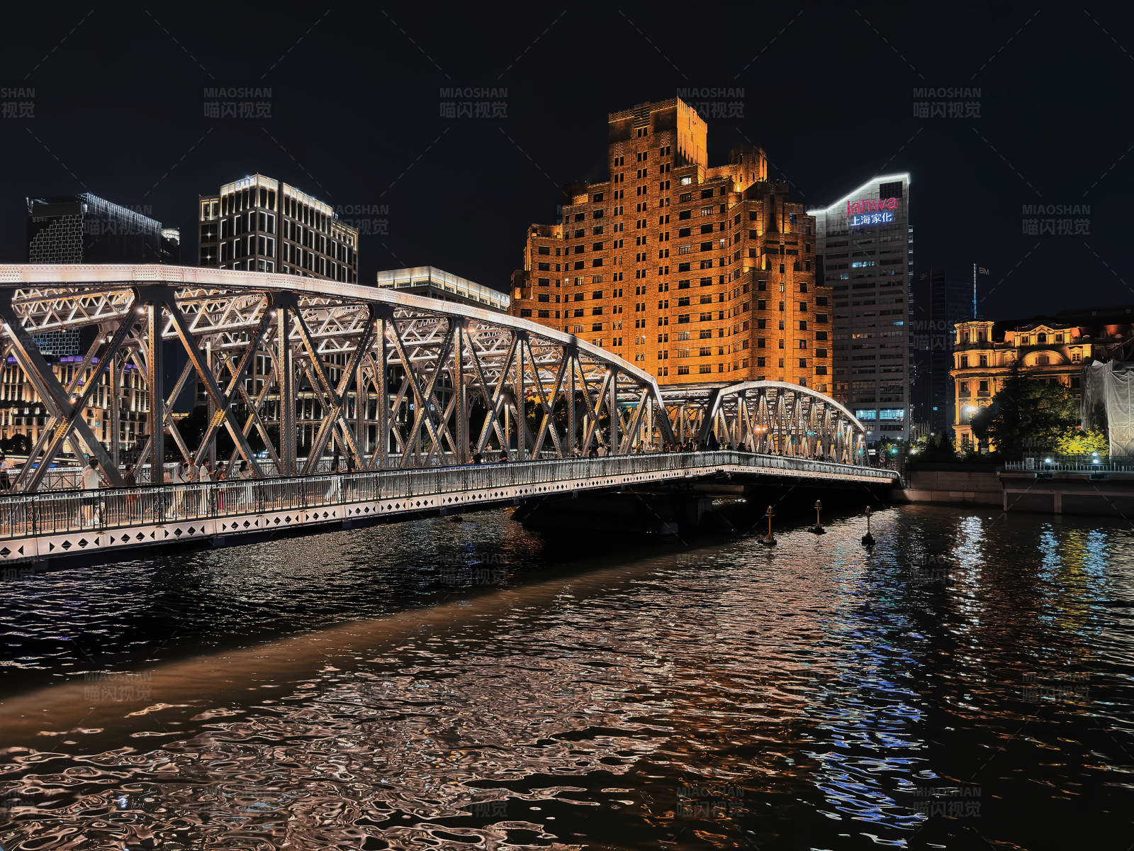 夜色中的城市桥梁图片