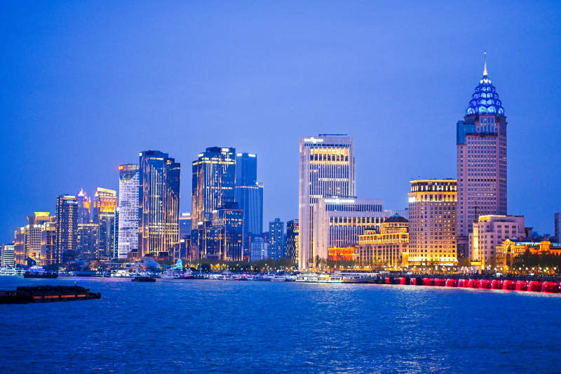 夜幕下的城市天际线图片