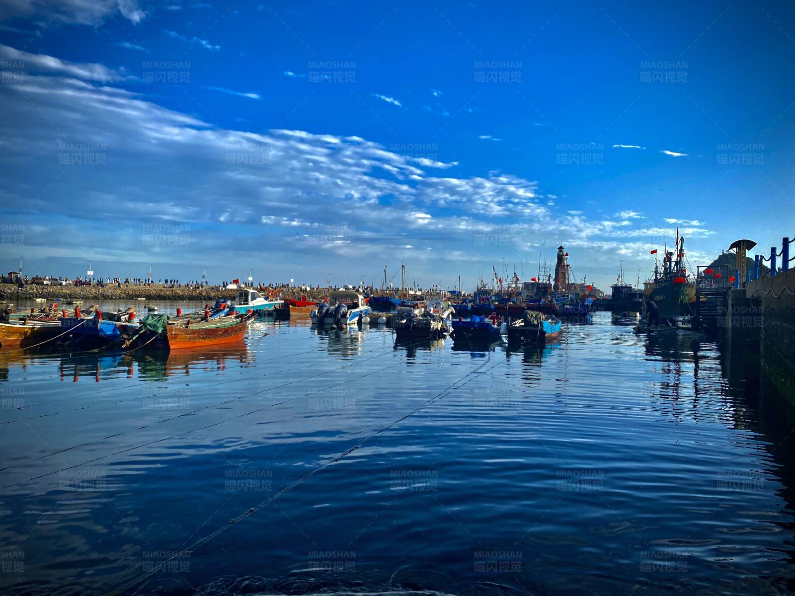 港口停泊的船只图片