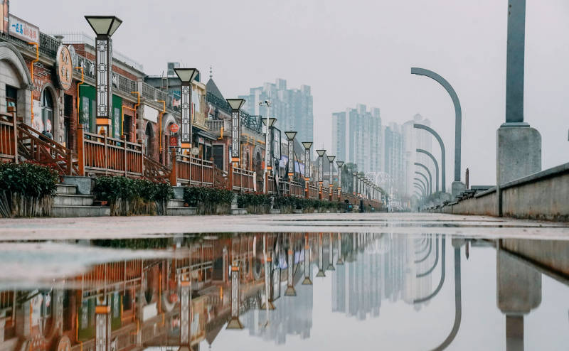 雨后古城倒影图片