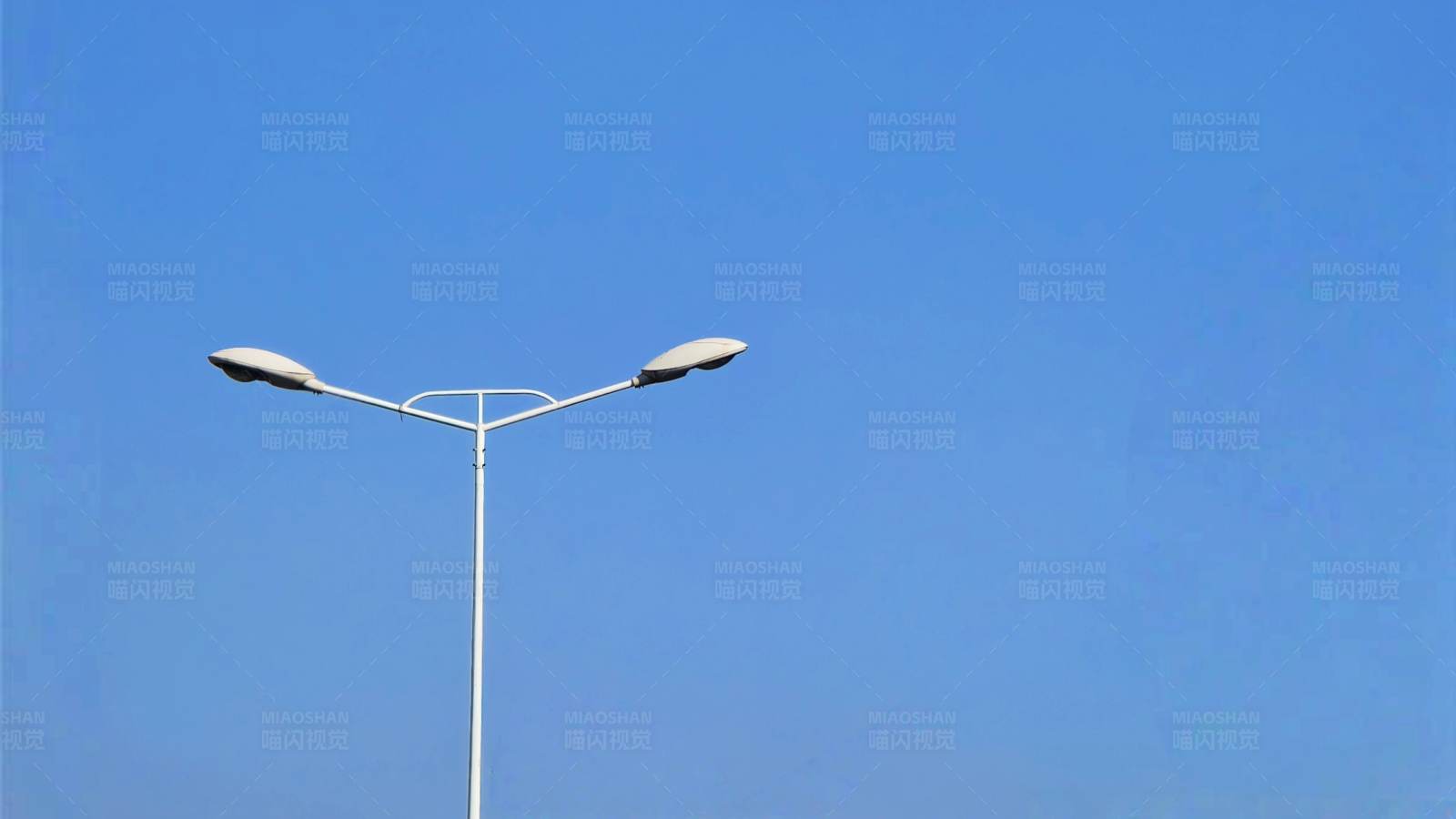 蓝天下的路灯图片