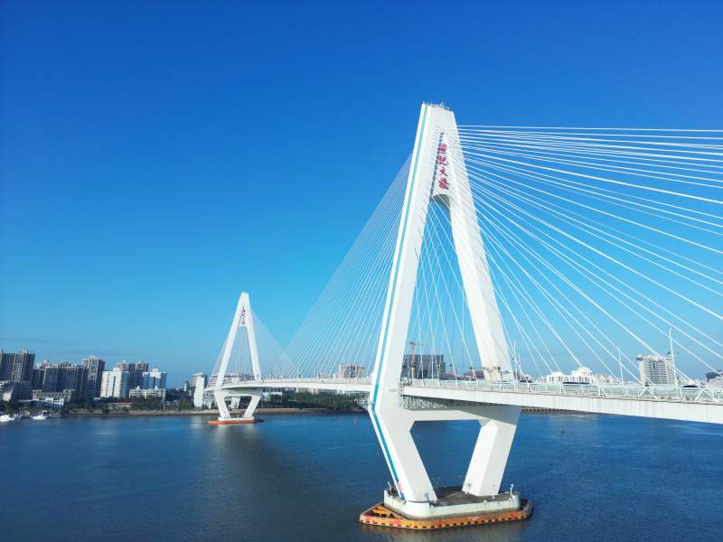 白桥蓝天 江面如镜图片