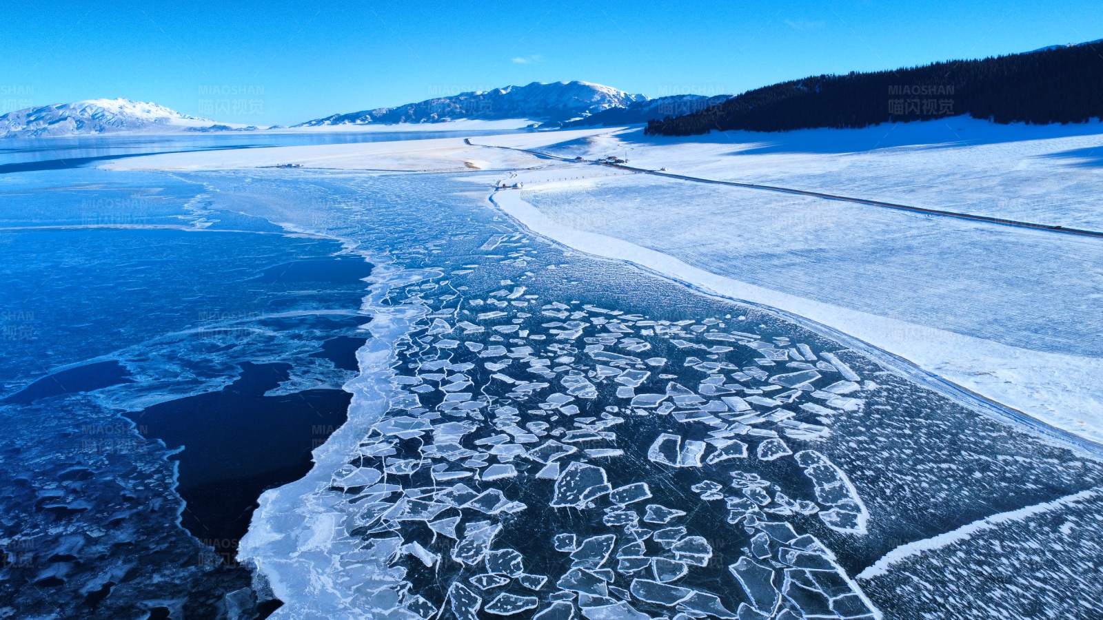 冰封大地 雪覆山脉图片