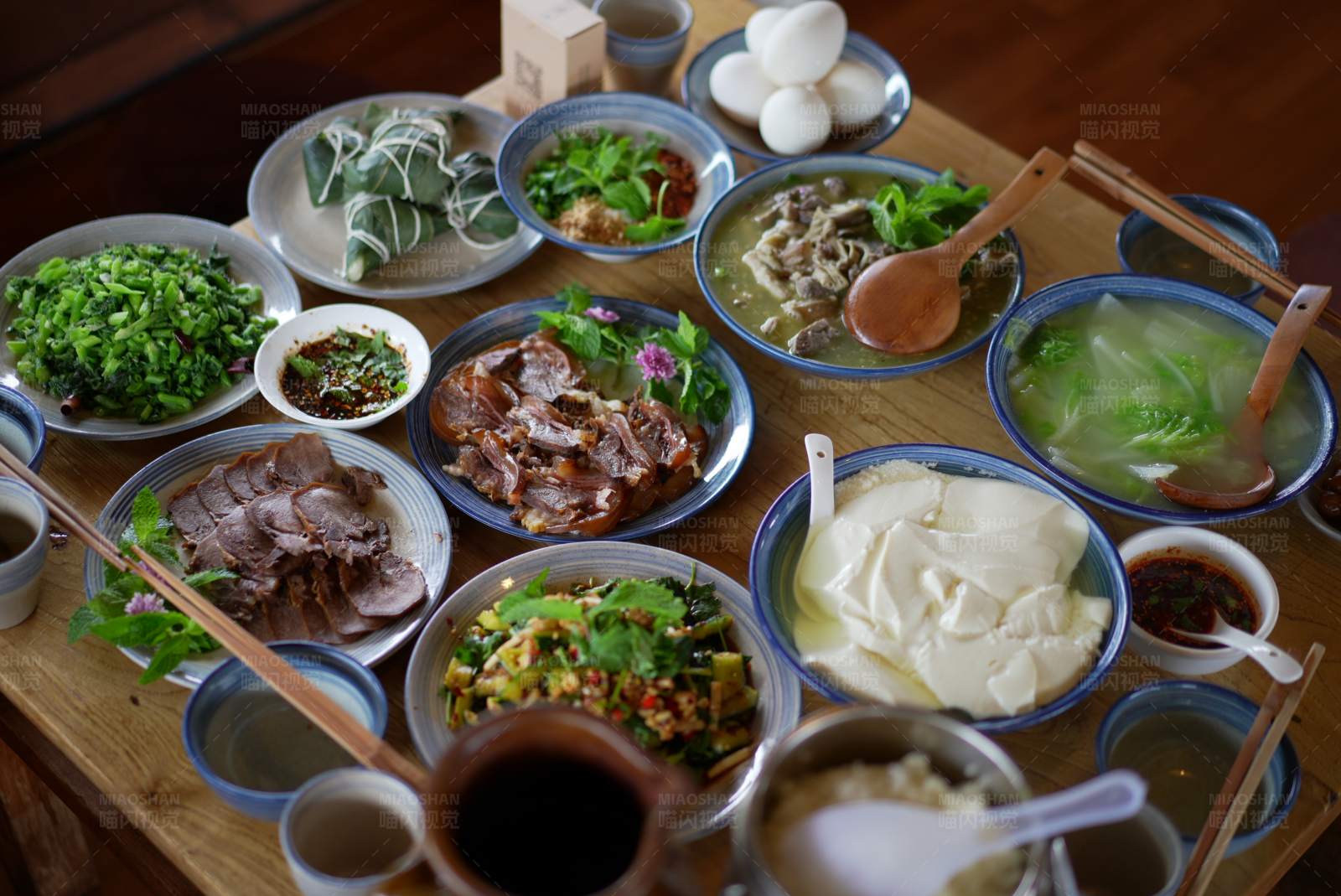 中式家常菜餐桌图片