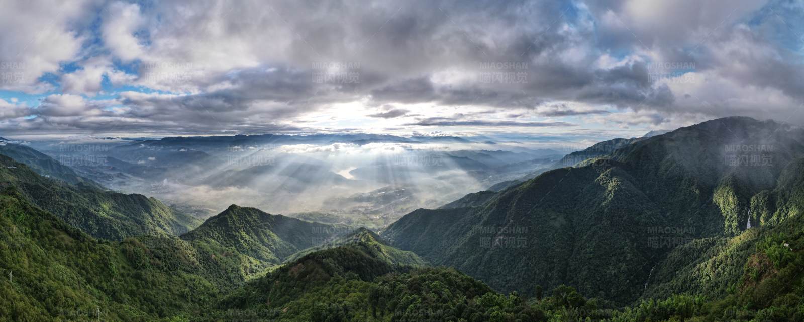 山谷阳光全景图片