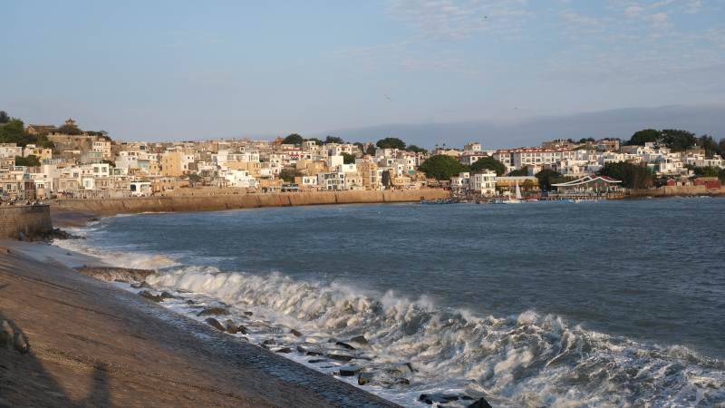 海滨小镇的清晨图片