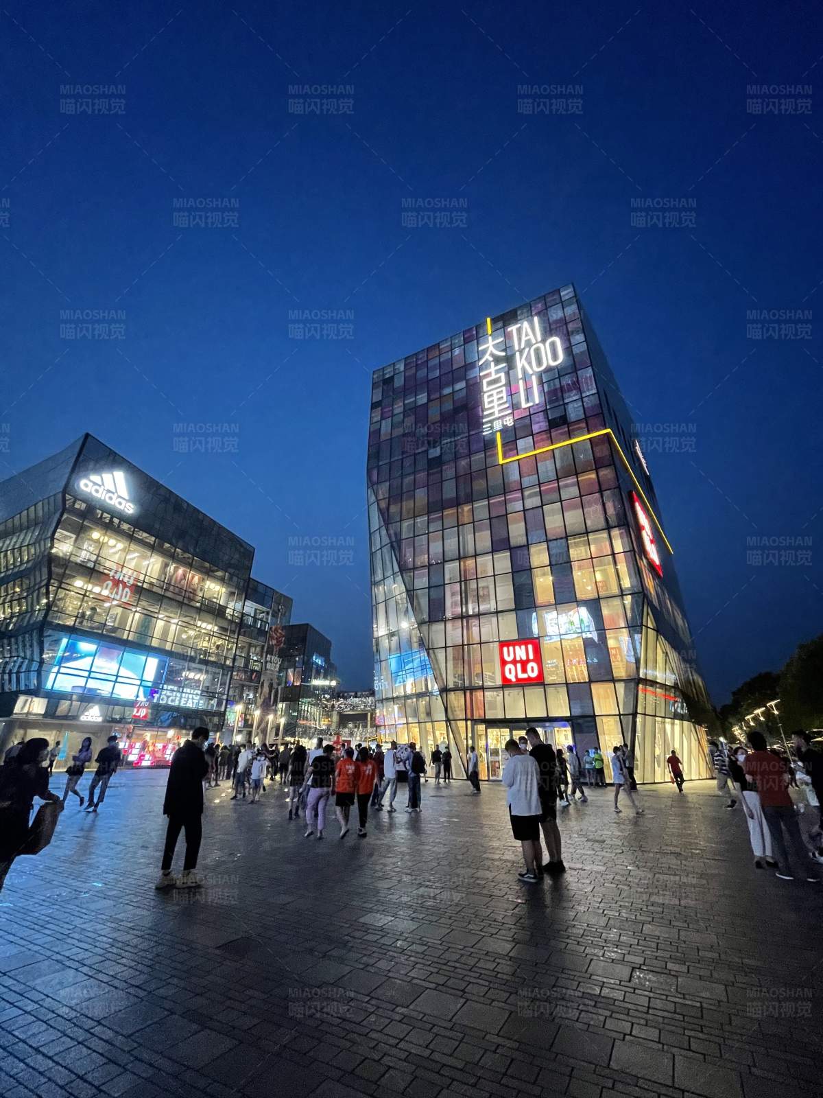 夜幕下的繁华街区 三里屯 太古里图片