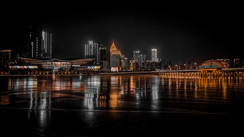 夜色中的城市倒影图片