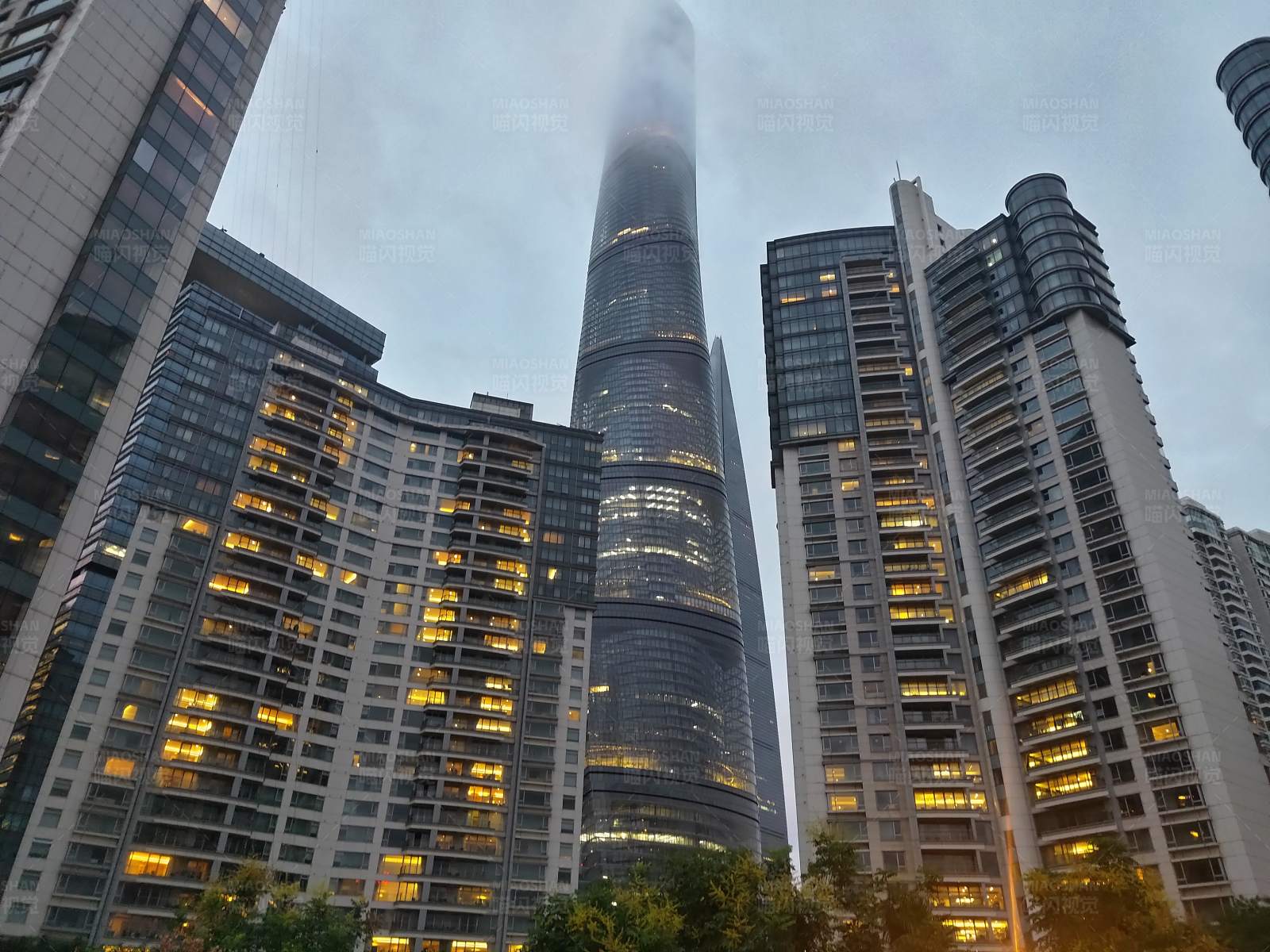 云雾缭绕的城市天际线图片