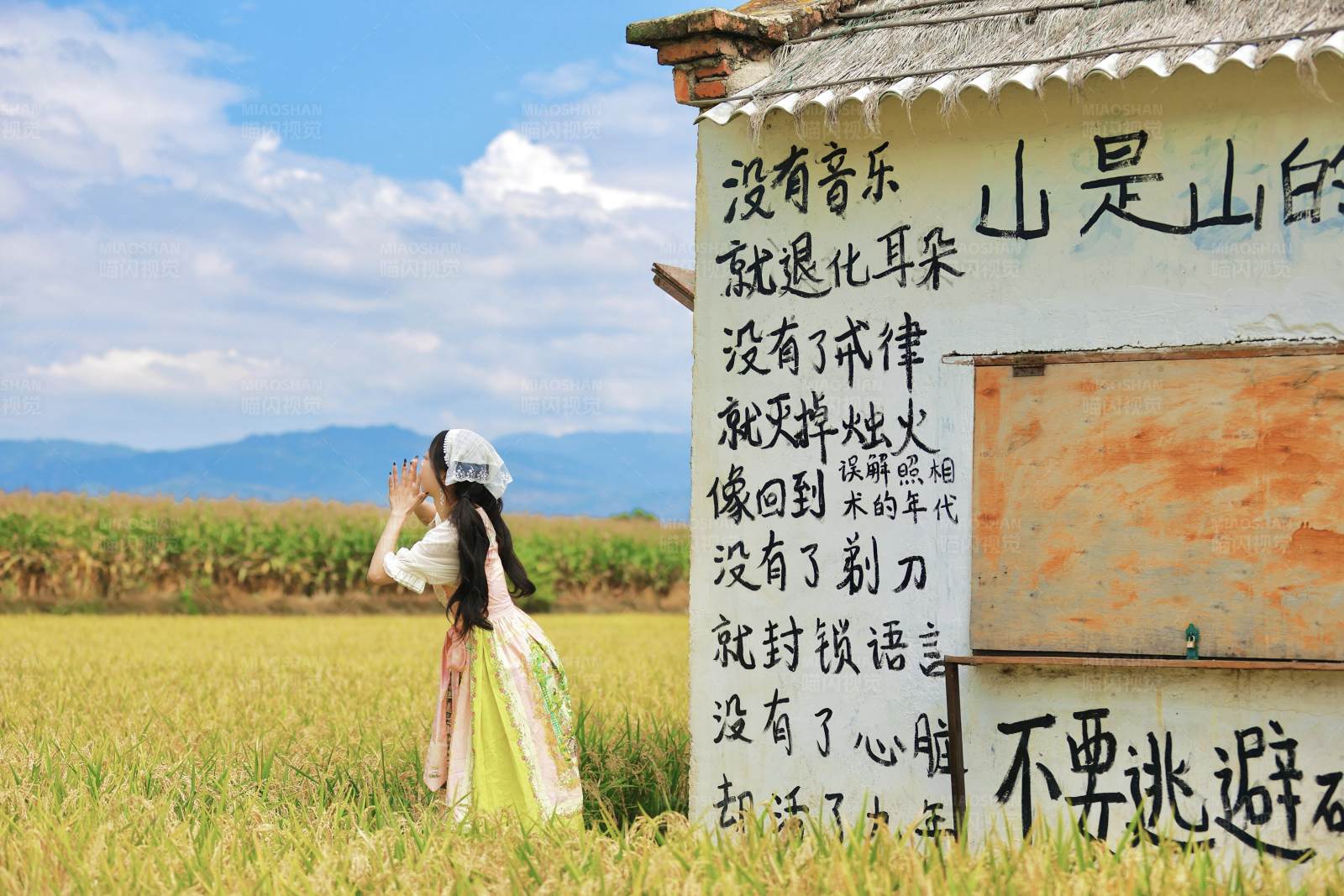 田间少女与神秘小屋图片