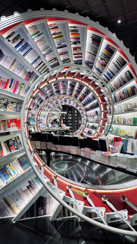 旋转书架的未来书店图片