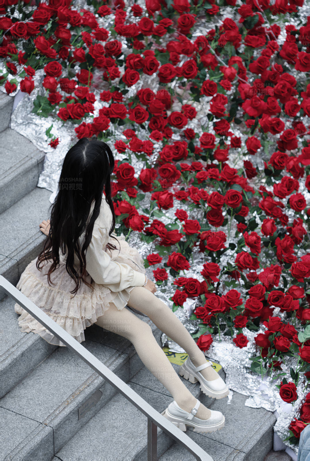 花海中的小女孩图片