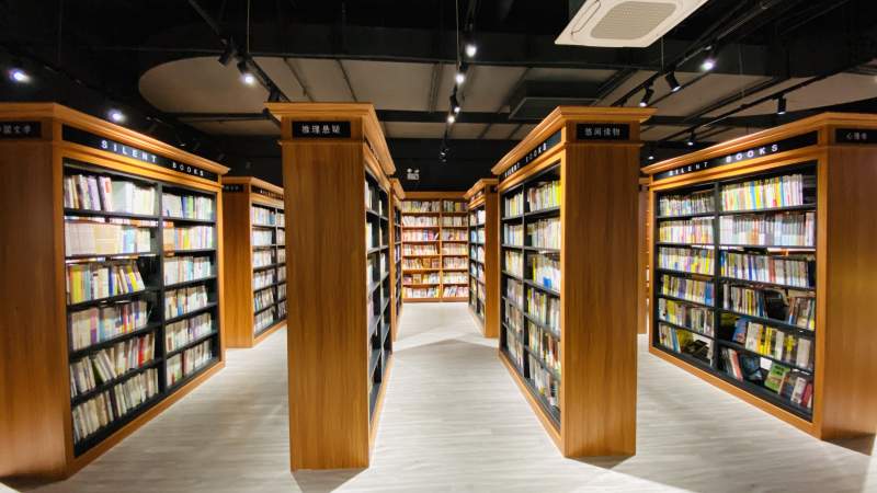 现代图书馆书架区图片