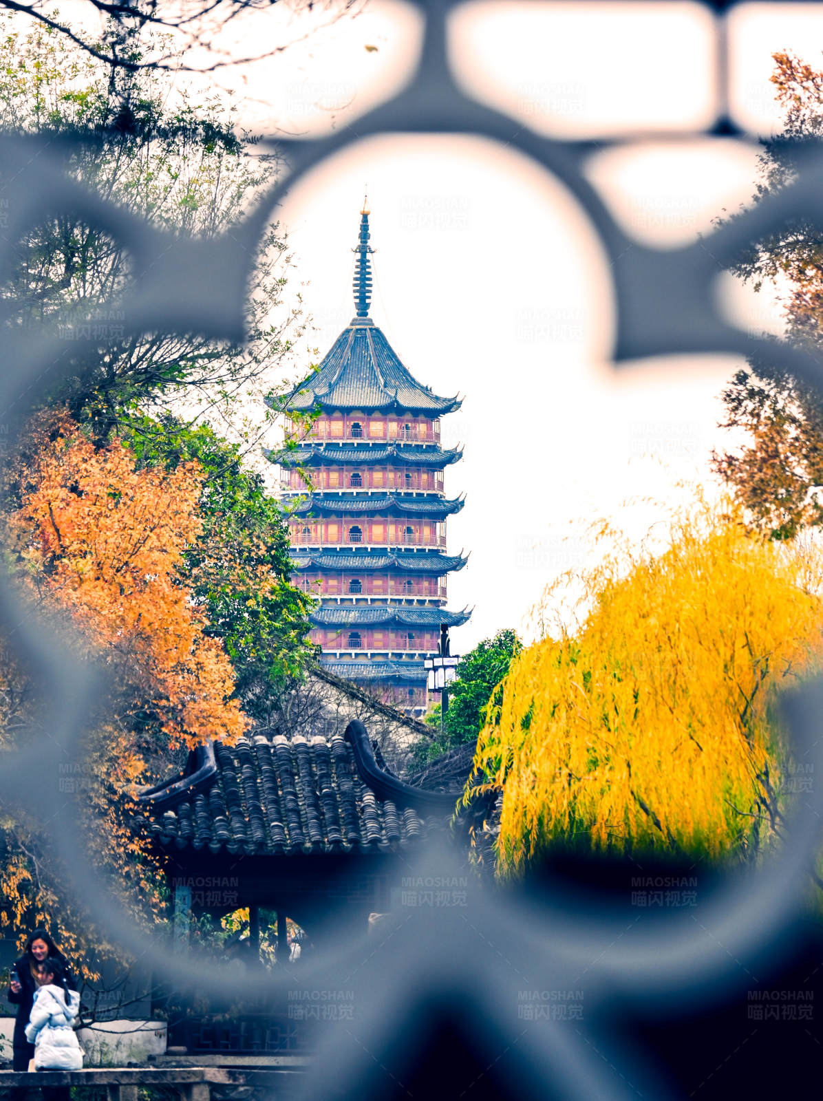 秋日古塔美景图片