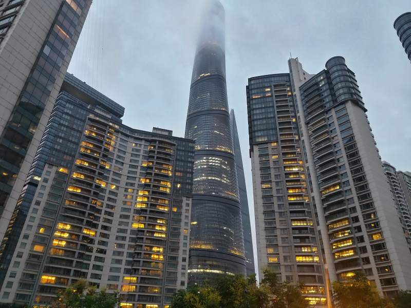 云雾缭绕的城市天际线图片