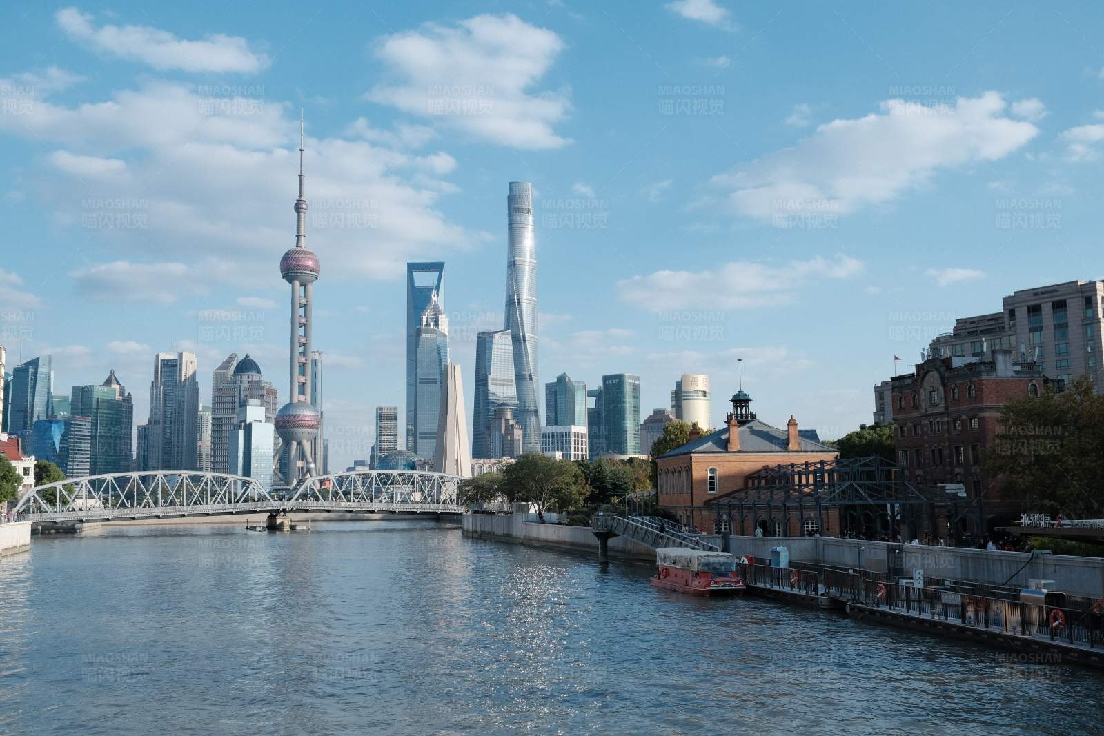 上海天际线与黄浦江图片