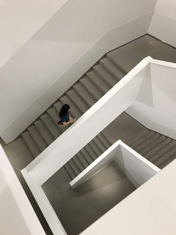 楼梯上的孤独身影图片