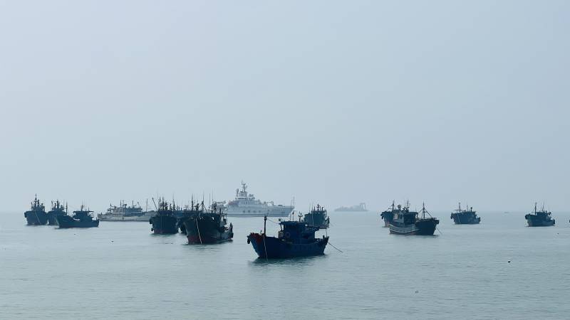 雾中渔船队图片