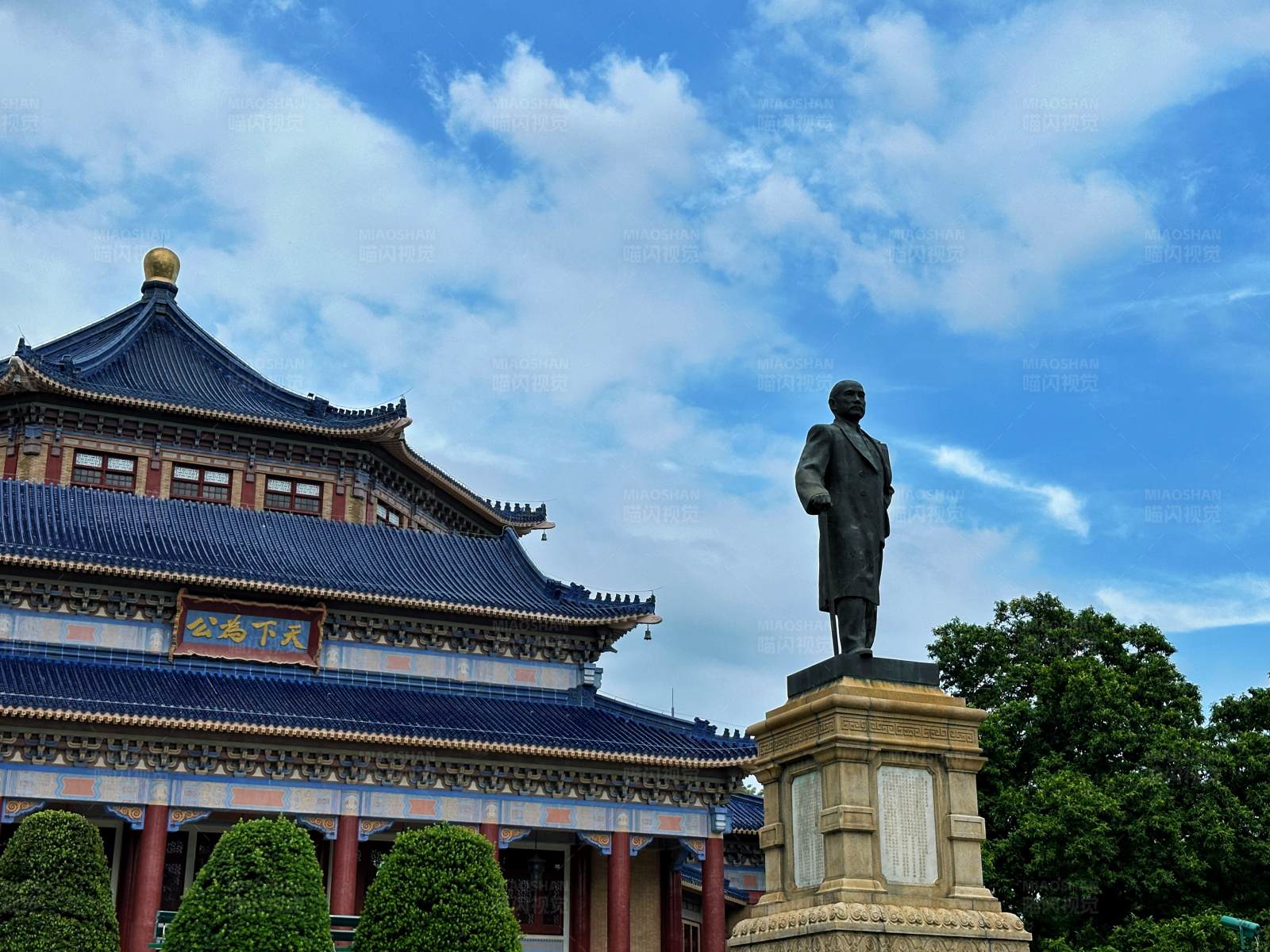 孙中山雕像与传统建筑图片