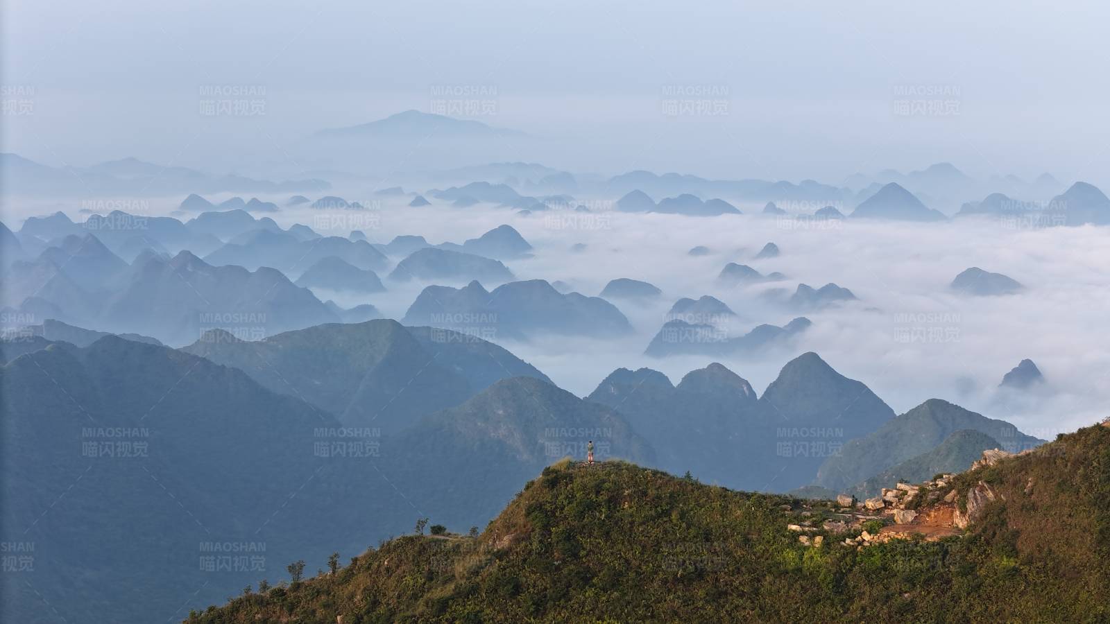 云海山峦图图片