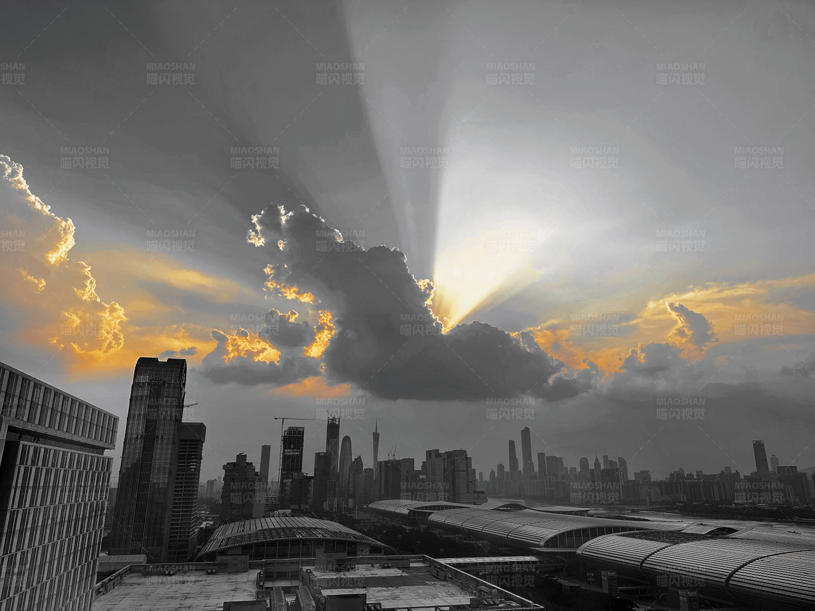 城市上空的金色夕阳图片