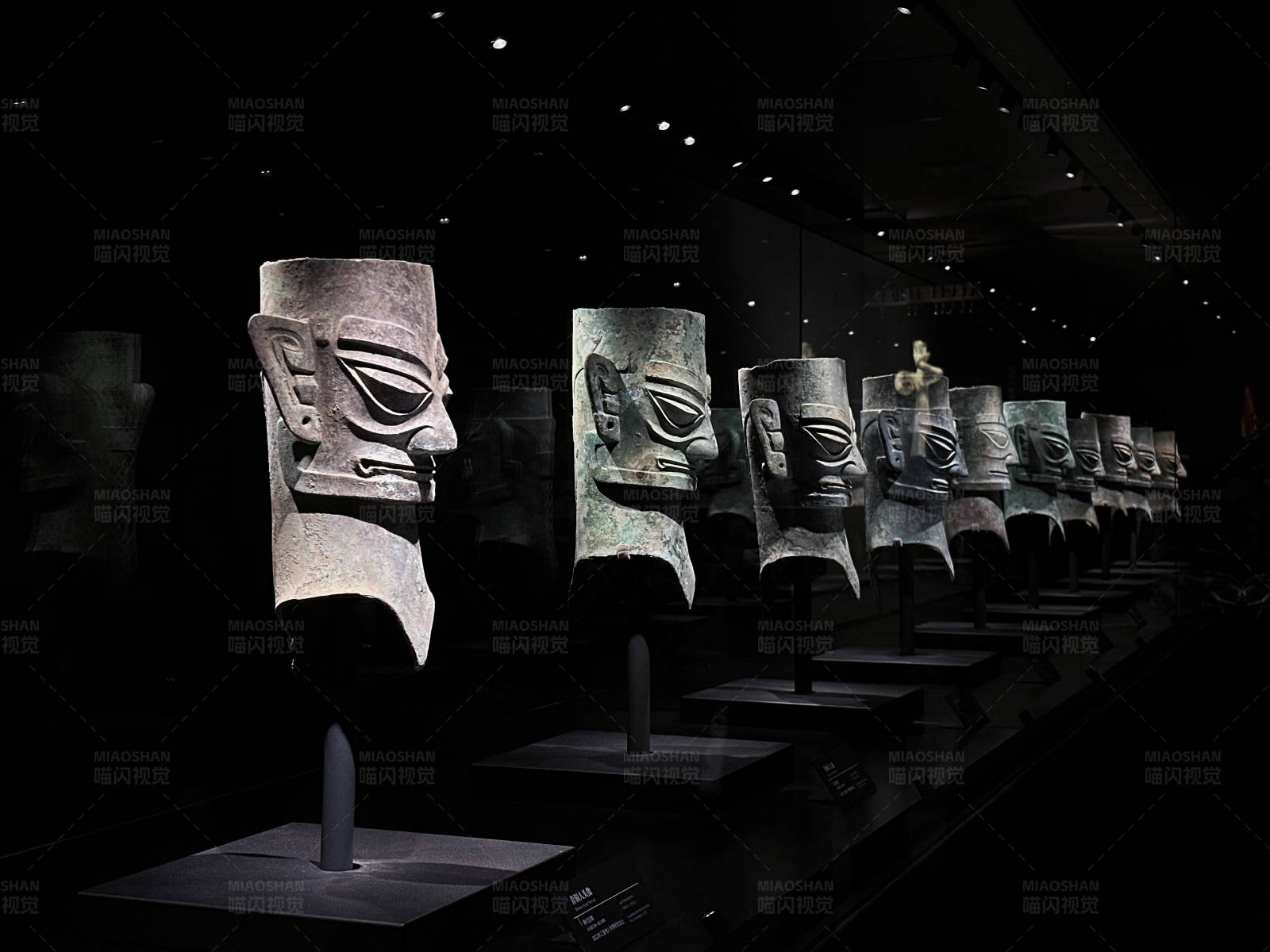 青铜面具展图片
