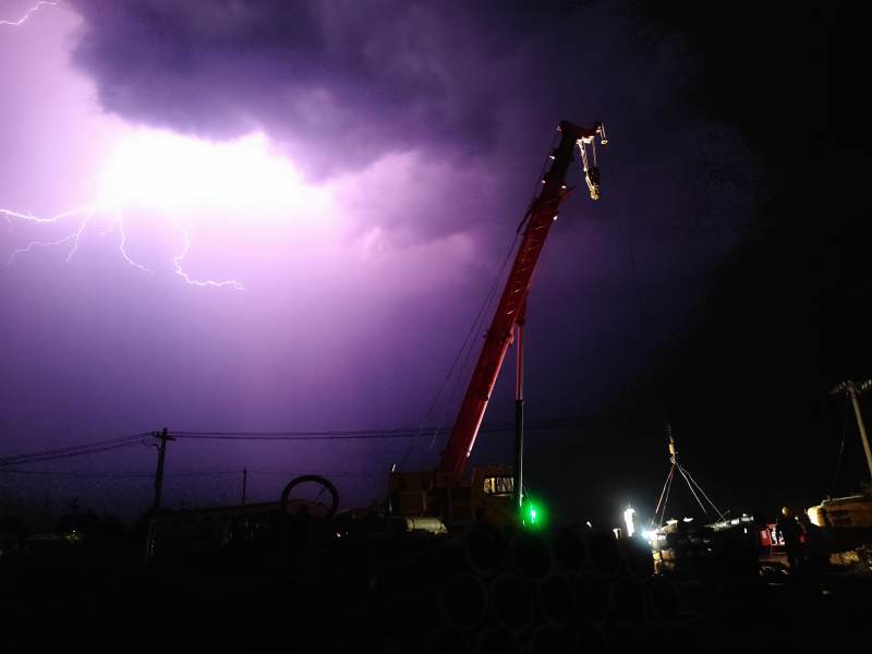 夜空闪电 工地施工图片