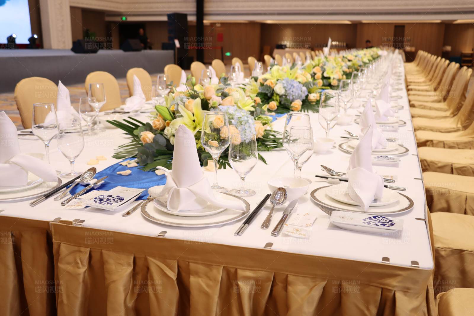 宴会餐桌布置图片