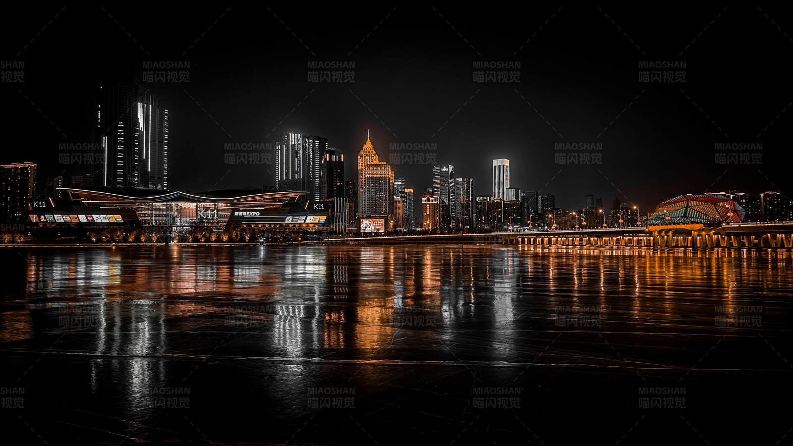 夜色中的城市倒影图片