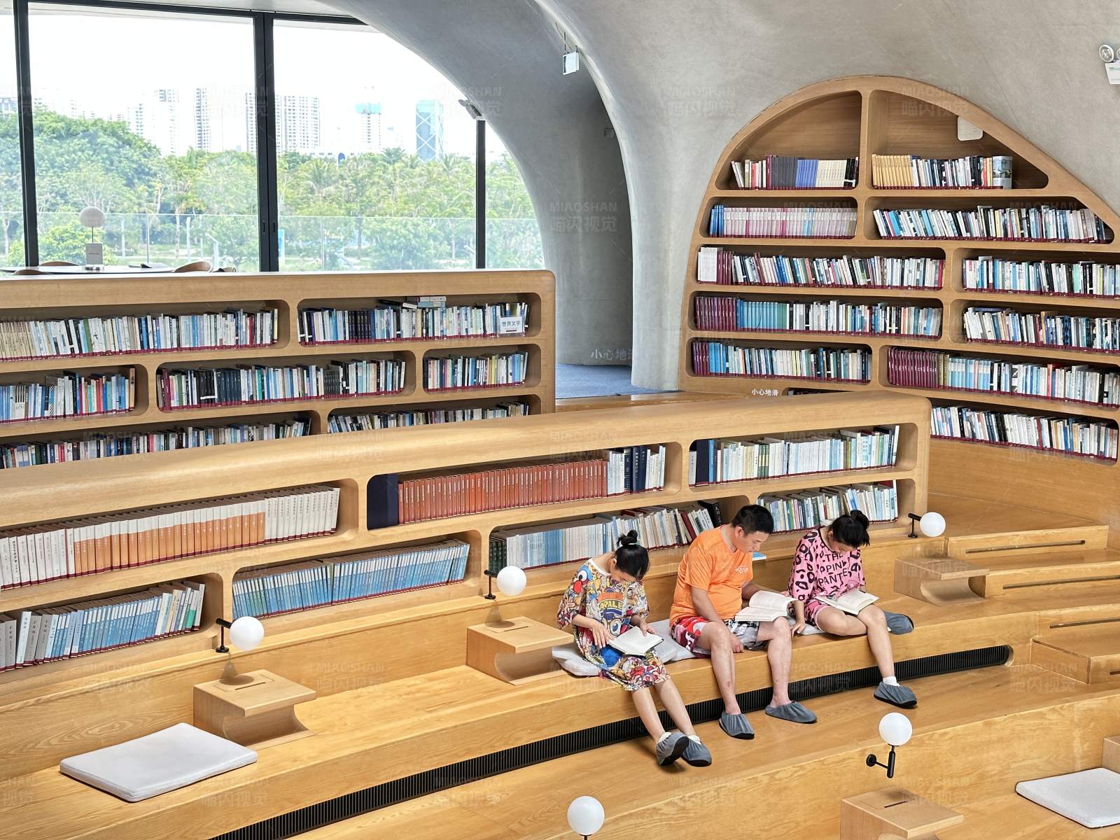 图书馆内的阅读时光图片