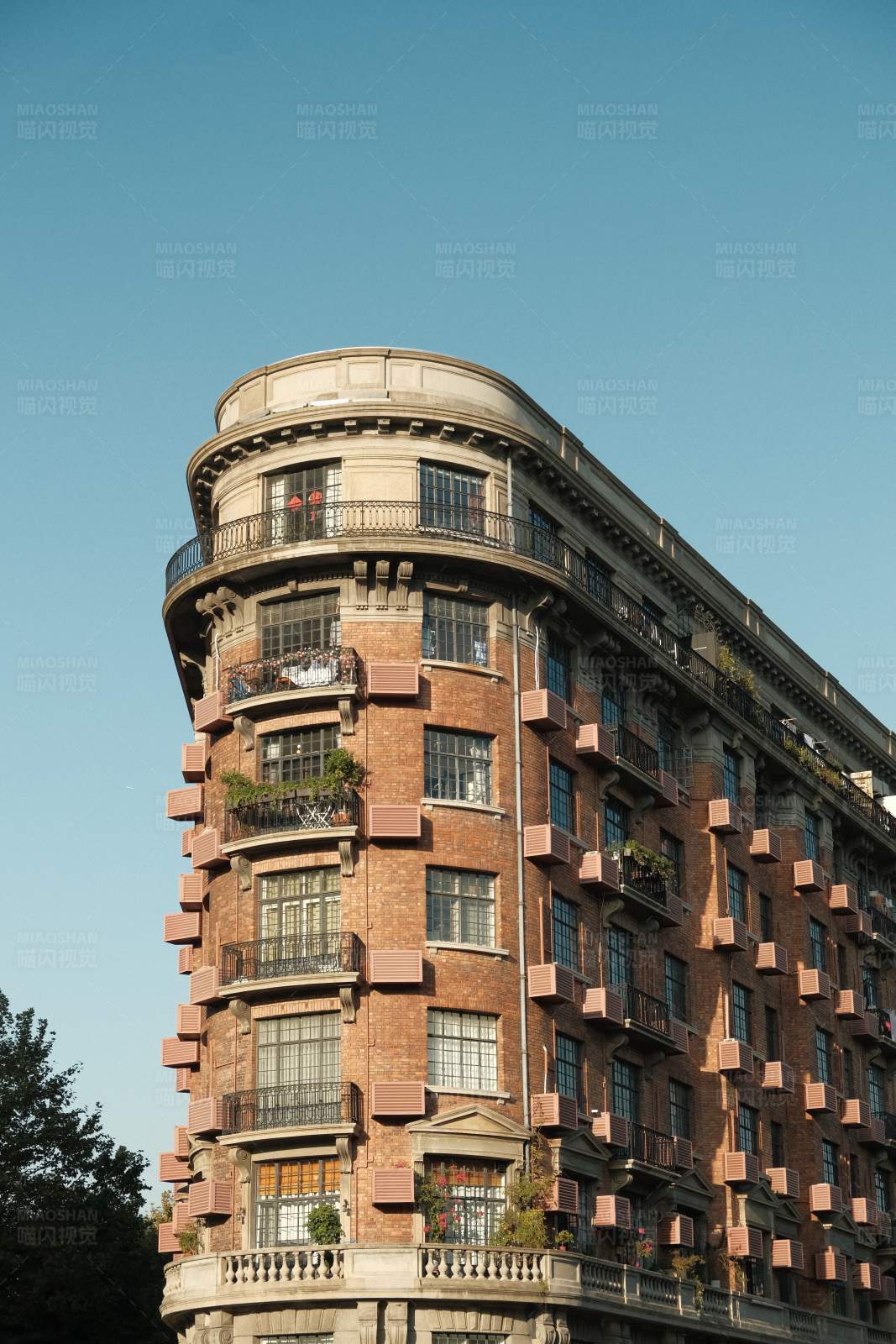 城市角落的古典建筑图片