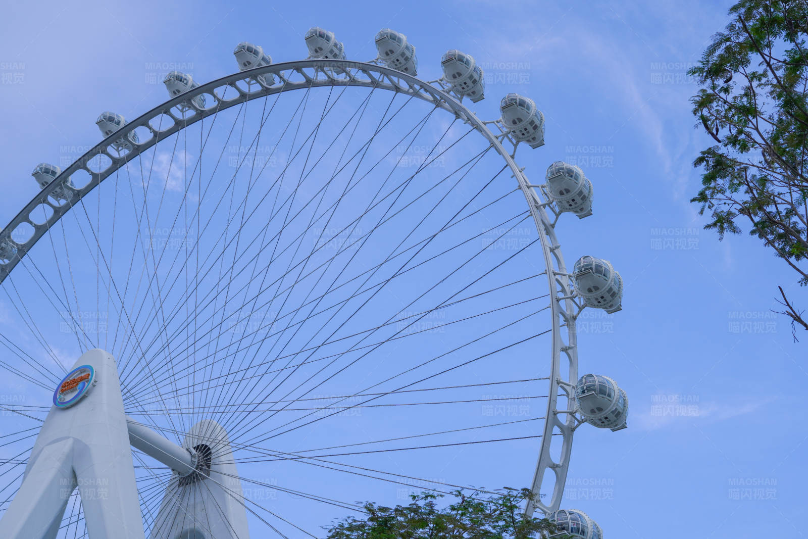摩天轮与蓝天图片